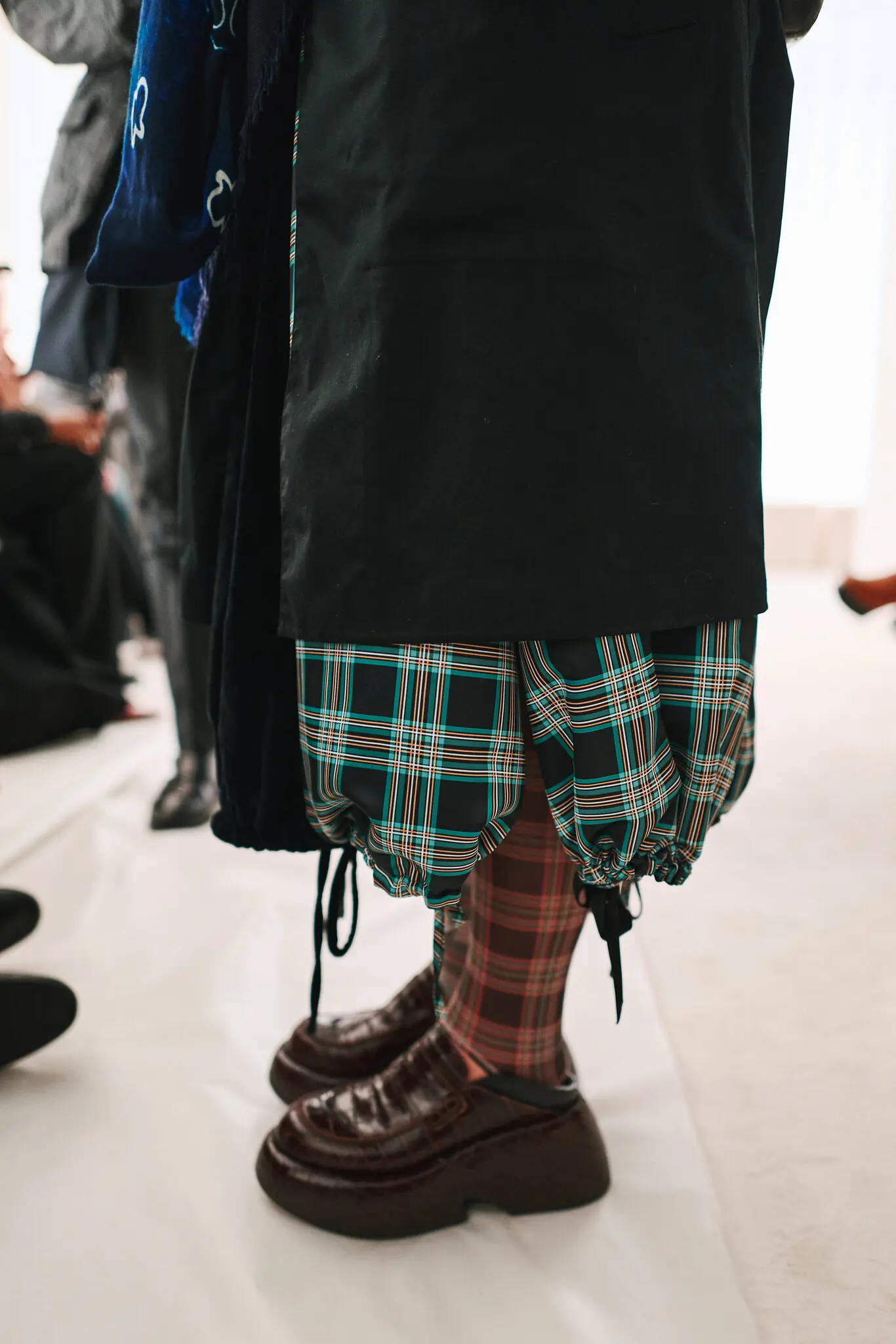 Це вбрання продемонструвало талант до гри з пледами.